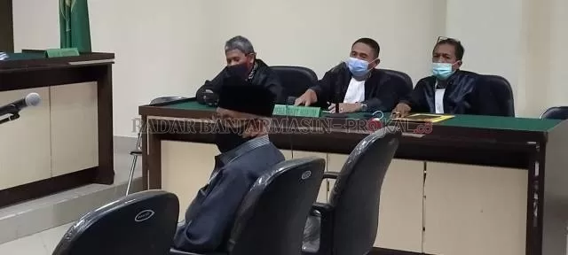 JATUH VONIS: Lebih rendah dari tuntutan JPU, majelis hakim memvonis Djumadri Masrun tiga tahun dan empat bulan penjara. | FOTO: MAULANA/RADAR BANJARMASIN