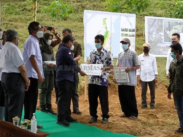 SERAHKAN BANTUAN: Wakil Menteri LHK menyerahkan bantuan kepada kelompok tani hutan. | Foto: Norsalim Yahya/Radar Banjarmasin