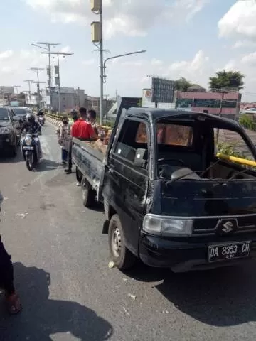 Sebuah mobil pikap pengangkut minuman dingin terbalik di flyover, Jalan Ahmad Yani kilometer 3,5 Banjarmasin Timur. Insiden itu terjadi kemarin (12/3) pukul 15.00 Wita.