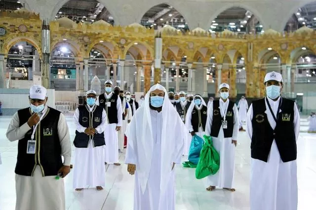 BELUM PASTI: Para petugas Masjidil Haram saat akan membersihkan Kakbah pertengahan tahun 2020 silam. Pandemi masih mengancam pelaksanaan ibadah haji. | Foto: REUTERS