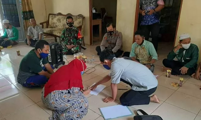 SEPAKAT MUSIBAH: Proses mediasi korban keracunan dan pihak kedua penyelenggara posyandu ditengahi aparat TNI-Polri.