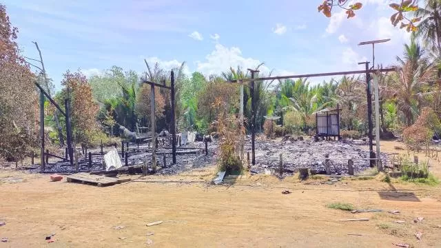 HANGUS: Dua rumah di Desa Pudi Seberang, Kecamatan Kelumpang Utara, Kotabaru tinggal puing setelah terbakar, Rabu (10/3).