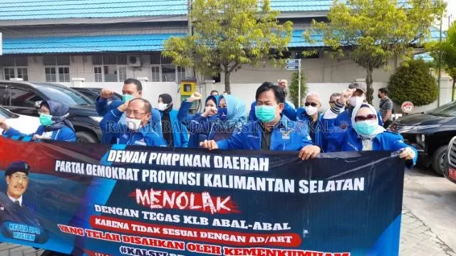 DEMO: Puluhan kader Partai Demokrat Kalsel berunjukrasa di depan kantor perwakilan Kemenkumham RI di Banjarmasin, kemarin. | FOTO: M OSCAR FRABY/RADAR BANJARMASIN