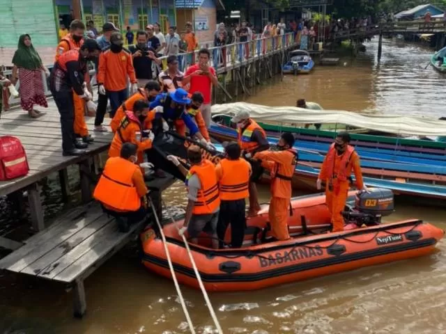 DITERJANG GELOMBANG: Suami dan istri korban tenggelam di Sungai Barito ditemukan. Sedangkan tiga anak mereka masih dicari. | Foto: Emergency for Radar Banjarmasin