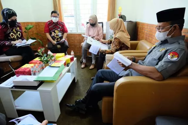PELUANG: Suasana monitoring dan evaluasi anggota DPRD Kalsel di Kantor Samsat Handil Bhakti UPPD Marabahan, Batola.