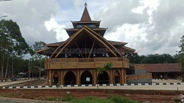 UNIK: Kondisi masjid bambu di Desa Kiram Park, Kabupaten Banjar beberapa waktu lalu. Selesai dibangun pada akhir Desember 2020, masjid ini masih belum digunakan.  | FOTO: SUTRISNO/RADAR BANJARMASIN