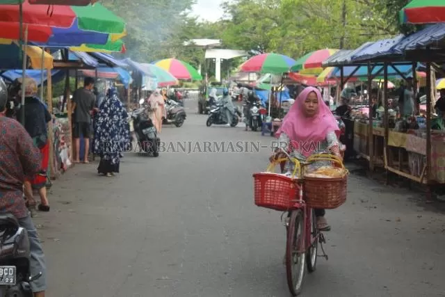 TRADISI TAHUNAN: Sebuah pasar di Hulu Sungai Tengah tetap buka pada Ramadan tahun lalu. Tahun ini ekonomi Kalsel diprediksi tak terlalu signifikan meningkat saat Ramadan. | FOTO: DOK/RADAR BANJARMASIN