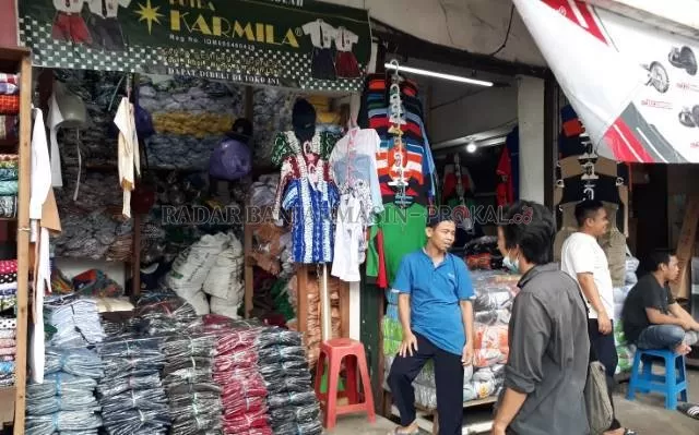KEMBALI BERGELIAT: Toko yang menjual seragam anak sekolah di Pasar Baru, Banjarmasin Tengah. | FOTO: ENDANG SYARIFUDDIN/RADAR BANJARMASIN