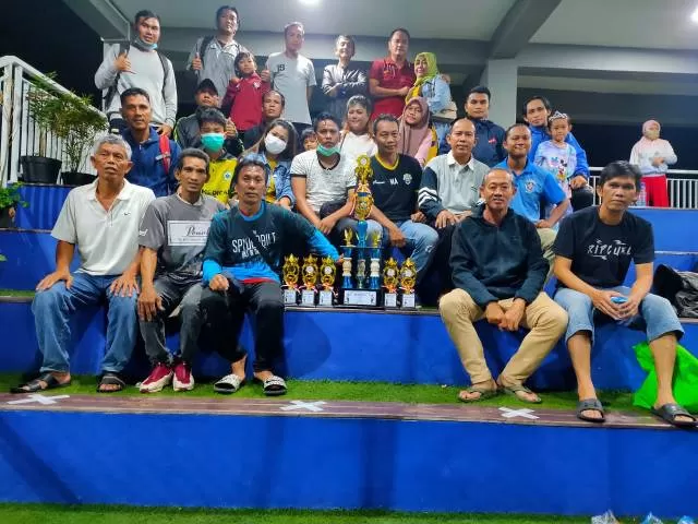 SEMAKIN BERPRESTASI: Tim sepak bola All Star Kalsel memamerkan trofi juara Trofeo U-35 usai mengalahkan All Star Smaten dan All Star Martapura di ajang GYSF.