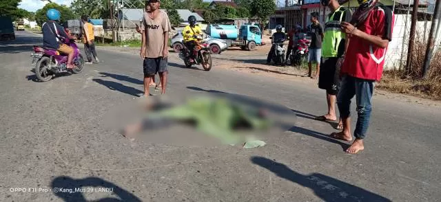 DITUTUP DAUN: Insiden kecelakaan maut terjadi di ruas Jalan Trikora Guntung Manggis. Satu pengendara tewas dan diduga kuat insiden ini adalah tabrak lari. | Foto: Ist