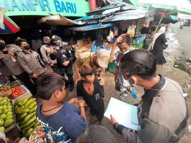 MERESAHKAN: Petugas Disperdagin mendata anjal dan pengamen yang kerap meresahkan pedagang Pasar Sudimampir. | FOTO: WAHYU RAMADHAN/RADAR BANJARMASIN
