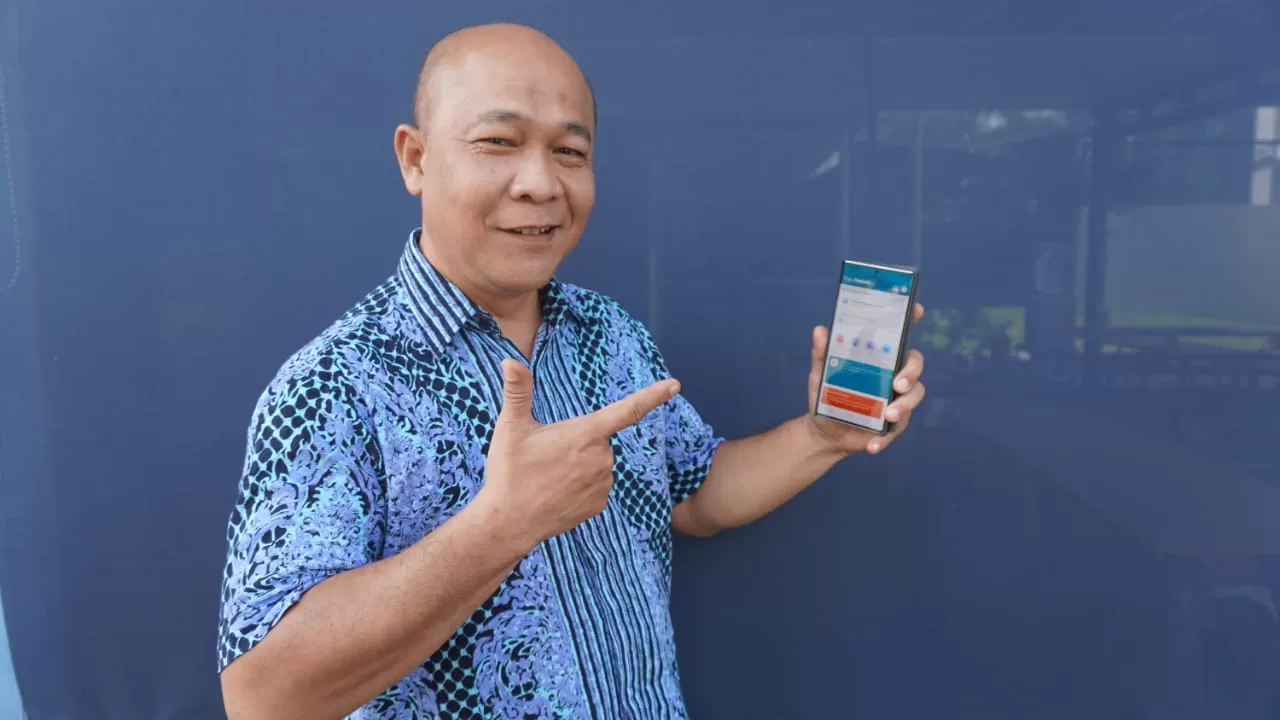 APLIKASI: GM PLN UIP Kalbagteng Hariyadi Krismiyanto menyampaikan PLN terus berkomitmen memenuhi hak-hak konsumen dengan melakukan digitalisasi layanan. | FOTO: PLN FOR RADAR BANJARMASIN