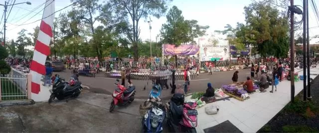 NEKAT: Pedagang Kaki Lima (PKL) Subuh eks Pasar Bauntung membuka lapak dagangannya di trotoar jalan kawasan Murjani atau spesifiknya di depan Gedung DPRD Banjarbaru pada Kamis (18/3) dini hari hingga pagi | Foto: Muhammad Rifani/Radar Banjarmasin