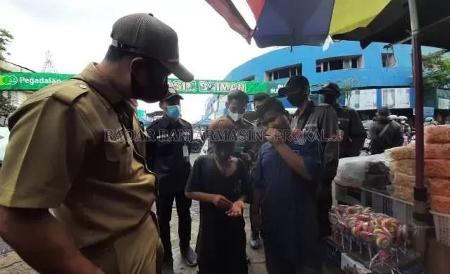 CUMA DIDATA: Patroli Disperdagin mendata anjal dan pengamen yang kerap meresahkan pedagang di kawasan Pasar Sudimampir Raya. | FOTO: WAHYU RAMADHAN/RADAR BANJARMASIN
