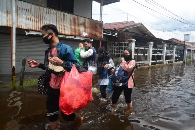 MENGUNGSI: Korban banjir di Banjarmasin mengungsi, Januari kemarin. Ada ratusan rumah warga yang rusak karena terendam. | FOTO: WAHYU RAMADHAN/RADAR BANJARMASIN