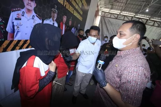 BERTANYA: Wali Kota Banjarbaru Aditya Mufti Ariffin berdialog dengan tiga perempuan kurir 2,4 kilogram sabu-sabu usai sesi pemusnahan barang bukti kemarin. | Foto: Muhammad Rifani/Radar Banjarmasin