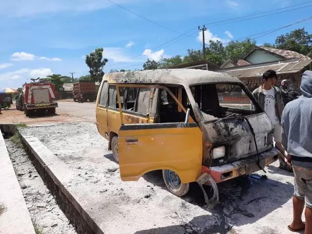 HANGUS: Kondisi mobil yang terbakar di dekat SPBU Desa Jorong, Kabupaten Tanah Laut, Kamis (18/3).