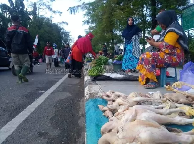 NGELAPAK: Ratusan PKL Subuh eks Pasar Bauntung yang lama menggelar lapak dagangannya di trotoar jalan depan gedung DPRD Banjarbaru.