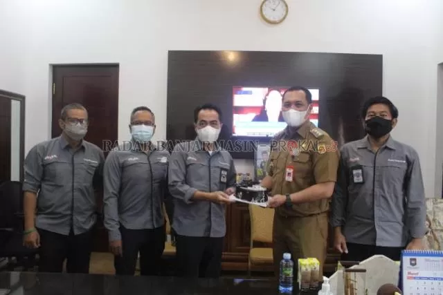 SELAMAT ULTAH: Direktur Utama Radar Banjarmasin Suriansyah Achmad bersama jajaran mengunjungi Walikota Banjarbaru Aditya Mufti Ariffin di Balai Kota, kemarin (22/3). | FOTO: SUTRISNO/RADAR BANJARMASIN
