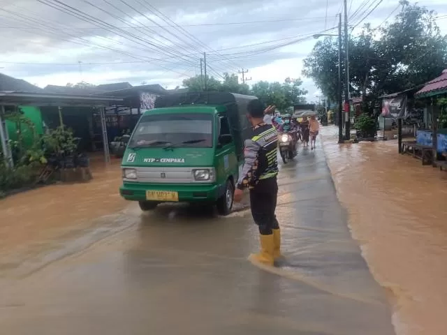 MELUAP LAGI: Ruas jalan di Cempaka Banjarbaru tergenang luapan air dikarenakan curah hujan tinggi sejak dini hari. | Foto: Polsek Banjarbaru Timur for Radar