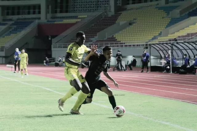 BELUM OKE: Pemain asing Barito Putera, Donald Bissa berhasil menciptakan satu gol di laga debutnya membela Barito Putera di Stadion Manahan, Solo, Minggu (21/3) malam.