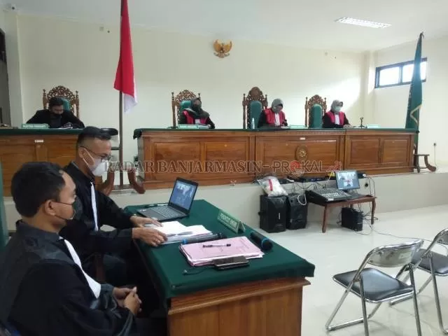 PEMBUKTIAN: Sidang kedua  kasus Sutarti di Pengadilan Barabai. | FOTO; JAMALUDDIN/RADAR BANJARMASIN