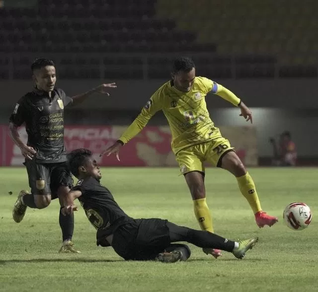MAN OF THE MATCH: Kapten Barito Putera Rizky Pora tampil memukau saat laga perdana grup A Piala Menpora menghadapi PSIS Semarang di Stadion Manahan, Solo, Minggu (21/3) malam.