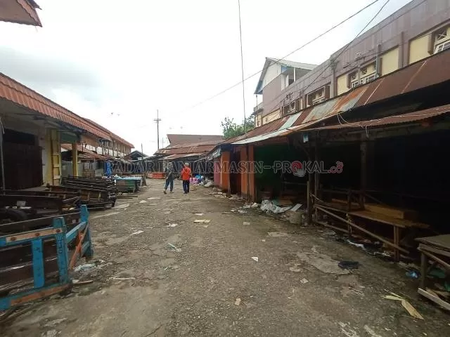 MULAI DIBONGKAR: Salah satu sudut di eks Pasar Bauntung Lama mulai dibersihkan secara bertahap. Sampah eks material pasar diangkut ke TPA menggunakan truk angkutan sampah. | Foto: Muhammad Rifani/Radar Banjarmasin