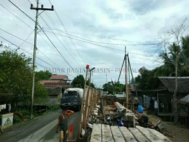 Jembatan di Desa Muara Rintis RT 3 RW 2 Kecamatan Batang Alai Utara ambrol. | Foto:Jamaludin/Radar Banjarmasin