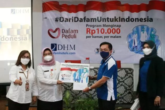 APRESIASI: CEO DHM Andhy Irawan MBA melakukan penyerahan program menginap secara simbolis kepada perwakilan tenaga kesehatan. | FOTO: DHM FOR RADAR BANJARMASIN.