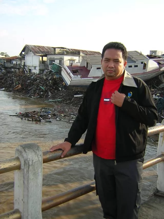 DALAM KENANGAN: Ogi Fajar Nuzuli saat menjadi relawan di Aceh.