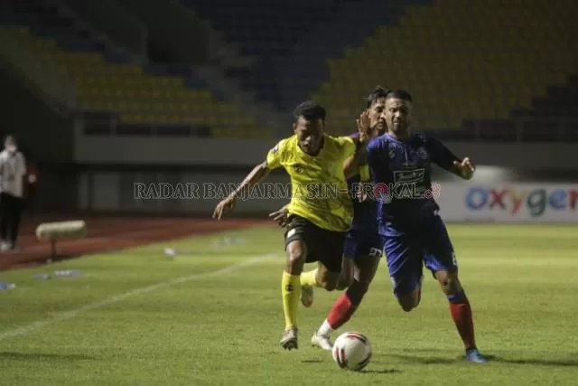 EKSPLOITASI: Sektor sayap menjadi kunci keberhasilan Barito Putera menaklukkan Arema FC di laga kedua Grup A Piala Menpora 2021 di Stadion Manahan, Solo, Kamis (25/3) malam.