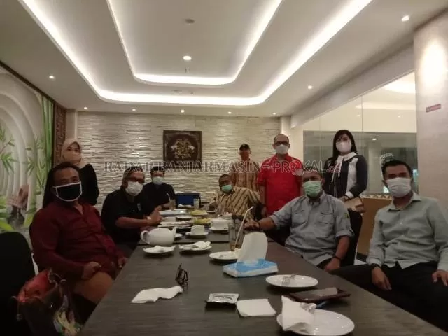 CARI SOLUSI: Diskusi perwakilan klub otomotif dan Dewan Penasehat IMI Kalsel di Best Western Hotel Banjarmasin, Jumat (26/3).
