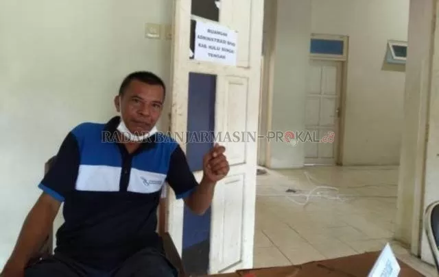 PINTU RUSAK: Pegawai Stadion Murakata Barabai menunjukkan salah satu pintu penyimpanan logistik yang rusak karena dijebol. | Foto: Jamaluddin/Radar Banjarmasin