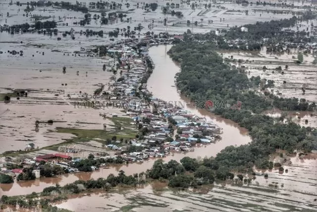 LANGGANAN BANJIR: Foto udara dari kawasan di Kabupaten Banjar saat banjir Januari lalu. Pemerintah mulai membangun bendungan Riam Kiwa untuk mengatasi permasalahan banjir di Banjar. | FOTO: DOK/RADAR BANJARMASIN
