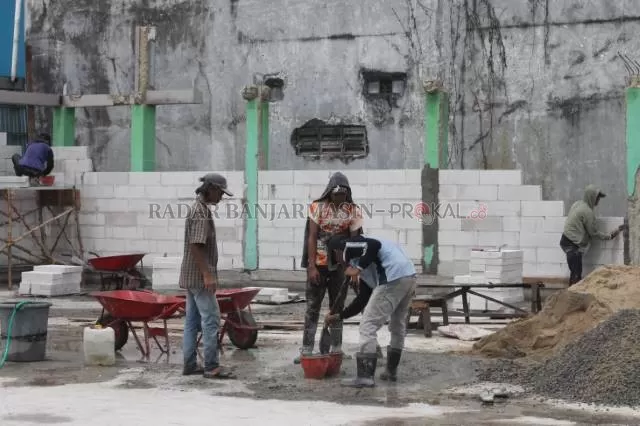 SIAP DIBUKA: Pekerja proyek mengerjakan TPS baru di eks Pasar Buah Pengambangan, Jalan Veteran, Banjarmasin Timur. | FOTO: WAHYU RAMADHAN/RADAR BANJARMASIN