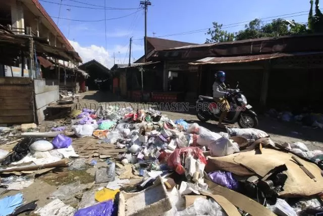 DIKELUHKAN: Bungkusan sampah liar berserakan di kawasan bangunan eks pasar Bauntung yang lama. | FOTO: MUHAMMAD RIFANI/RADAR BANJARMASIN