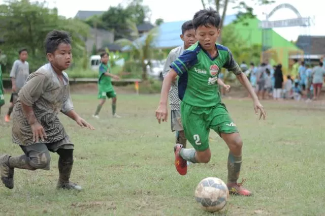 KEJAR BOLA: Duel antara SSB Alam Hijau kontra SSB Batuah Pratama di ajang Samarinda Soccer Seven Cup U-13 di Lapangan Kilometer 1 Loajanan, Samarinda.