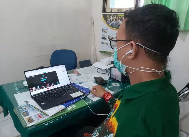 PENGAWAS VIRTUAL: Guru SMPN 7 Banjarmasin mengawasi siswa yang ujian di rumah secara daring. | FOTO: SMPN 7 BANJARMASIN FOR RADAR BANJARMASIN