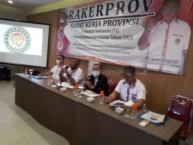 RAPAT KERJA: Ketua Umum TI Kalsel, Bambang Supriyadi memimpin agenda Rakerprov TI Kalsel di Sienna Inn Banjarmasin, Sabtu (27/3).