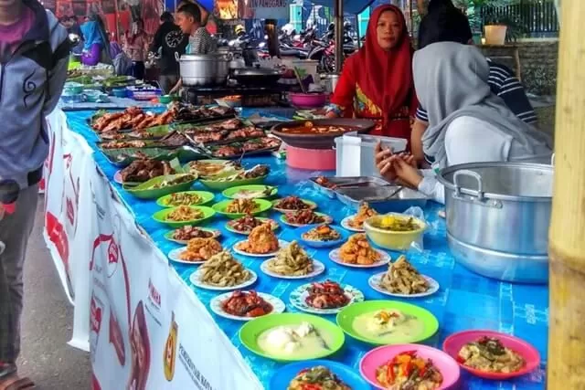 TRADISI: Pasar Wadai menjadi tradisi tahunan saat Ramadan tiba. Para pedagang biasanya memanen untung besar setiap Ramadan. | FOTO: IST