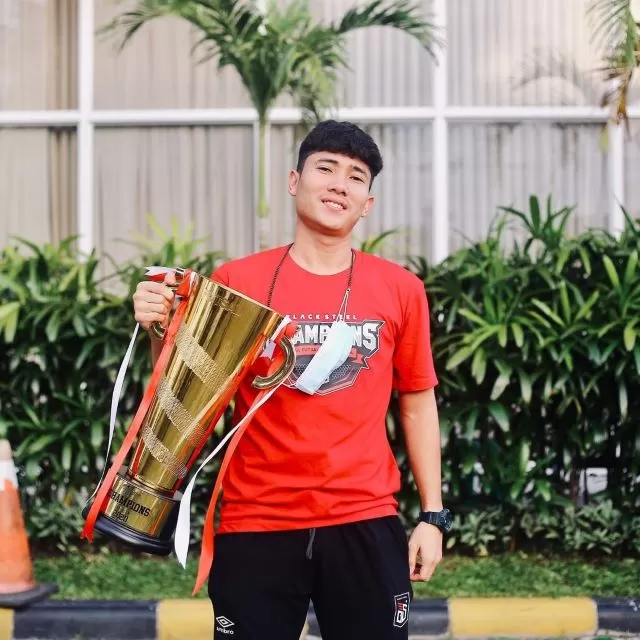 ANGKAT PIALA: Atlet futsal asal Banua, Rahmatullah Hasriyanoor berhasil meraih gelar juara bersama Black Steel Manokwari di ajang Pro Futsal League 2020.