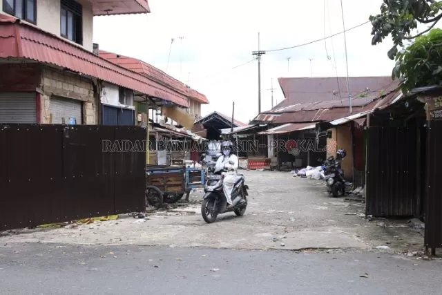 MASIH TERBUKA: Akses menuju bangunan eks pasar Bauntung lama sepenuhnya ditutup pagar seng oleh Disdag Banjarbaru. Alasan belum ditutup total lantaran masih ada pedagang yang bertahan dan mengaku punya sertifikat hak. | Foto: Muhammad Rifani/Radar Banjarmasin