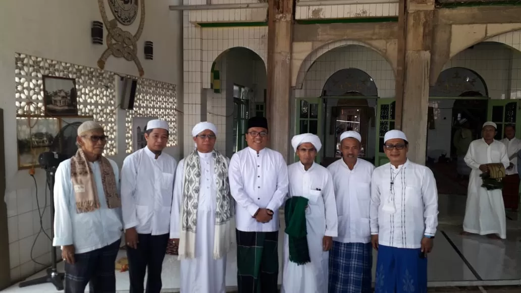 SILATURAHMI: Haji Denny Indrayana bersama ulama dan tokoh masyarakat di Jalan Kelayan B, Banjarmasin Selatan, Kota Banjarmasin, Jumat (2/4).