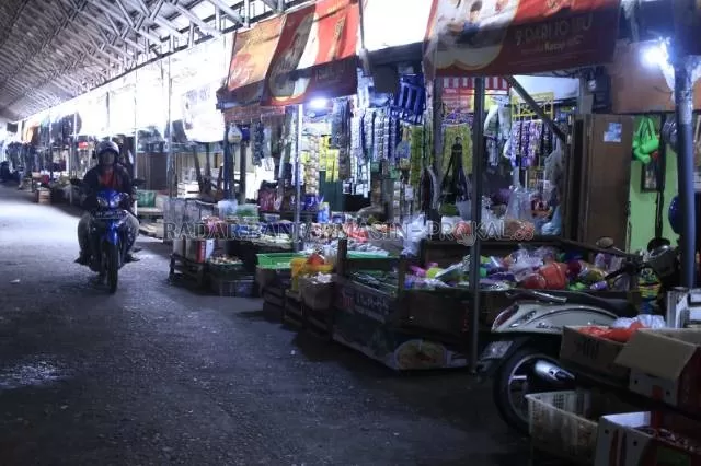 MASIH BERTAHAN: Sejumlah toko di kawasan eks pasar Bauntung yang lama masih berjualan. Alasan pedagang ini bertahan lantaran tidak ada kepastian soal relokasi untuk mereka. | Foto: Muhammad Rifani/Radar Banjarmasin