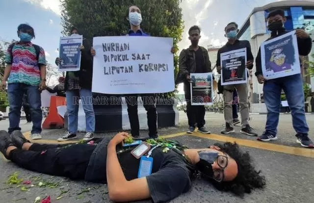 DIBUNGKAM: Jurnalis dan aktivis pers kampus di Banjarmasin menuntut kasus Nurhadi diusut tuntas oleh Polri. Selain itu, menyerukan penghapusan pasal karet UU ITE.