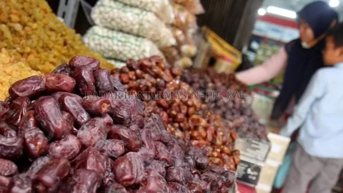 TEMAN BUKA PUASA: Kurma di Pasar Sudimampir Raya kini mulai diserbu pembeli. Terutama oleh marbot masjid dan musala. | FOTO: ENDANG SYARIFUDDIN/RADAR BANJARMASIN