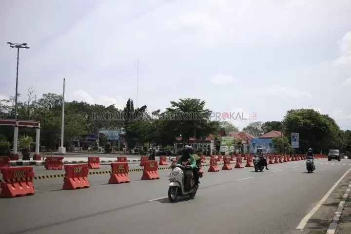 DIBERI PARTISI: Ruas jalan Panglima Batur di depan Balai Kota Banjarbaru dibuat tiga lajur oleh pihak Dishub Banjarbaru dalan rekayasa ulang lalin di kawasan Murjani. | Foto: Muhammad Rifani/Radar Banjarmasin
