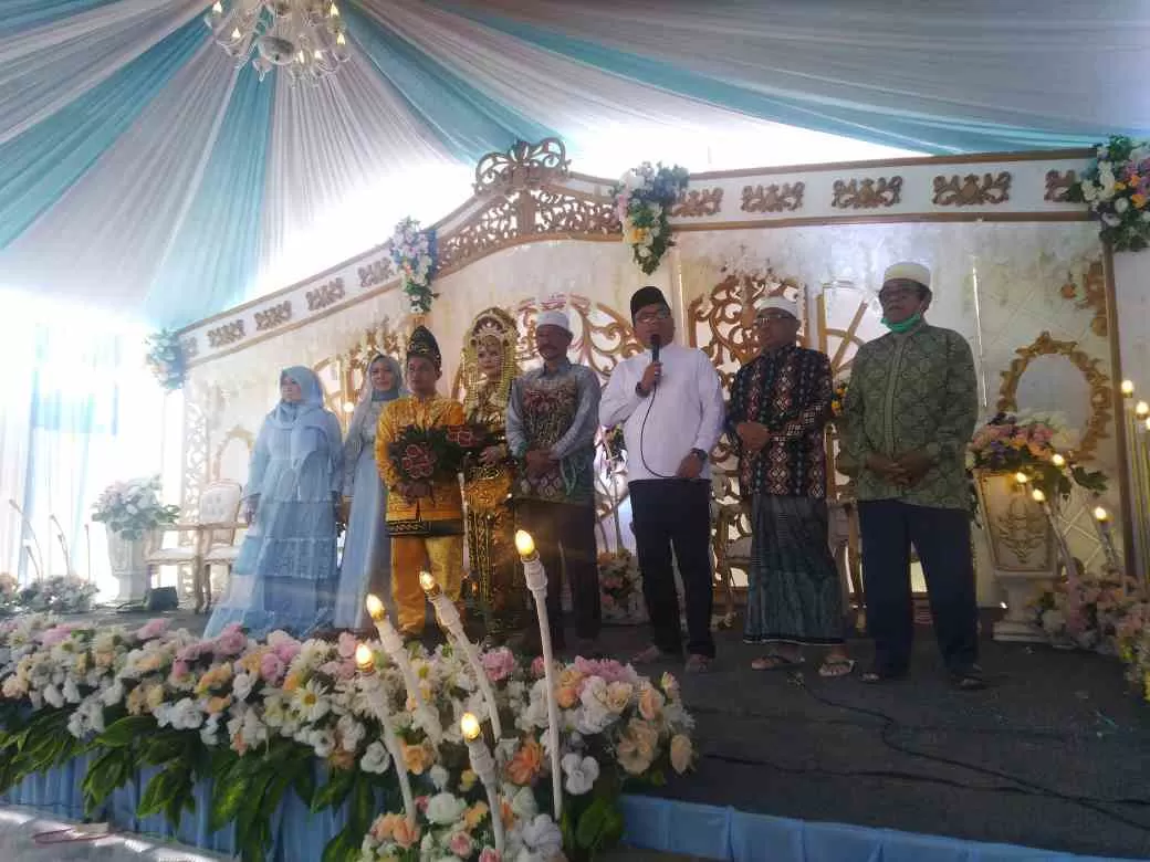 SENANG: Haji Denny diminta menyampaikan sepatah dua patah kata pada acara pernikahan warga di Kecamatan Astambul, Kabupaten Banjar, Minggu (4/4).