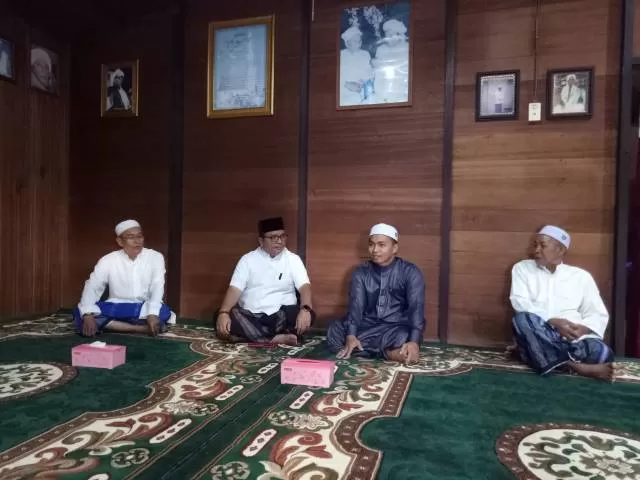 AMANAH: Haji Denny Indrayana bersilaturahmi dengan ulama di Kabupaten Banjar, Senin (5/4)